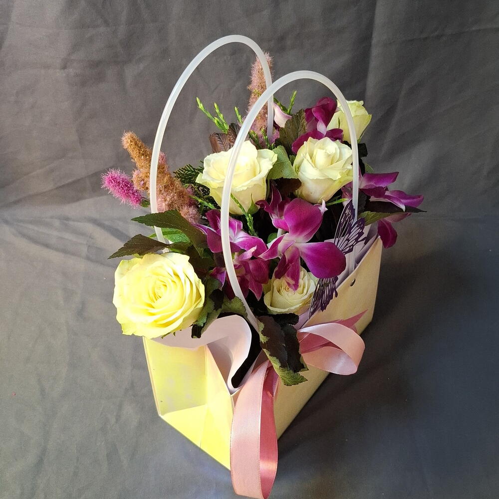 Сумка с розами и дендробиумом 💐