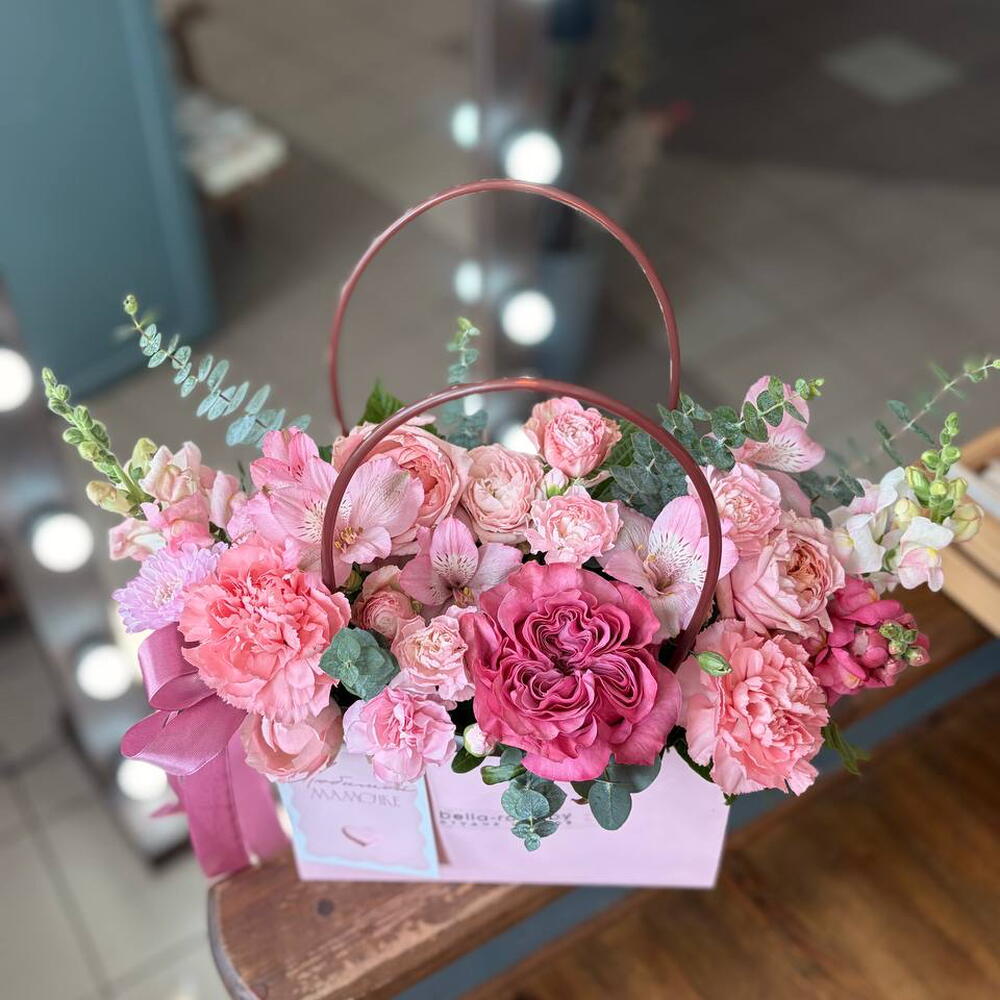 Композиция из пионовидных роз💕