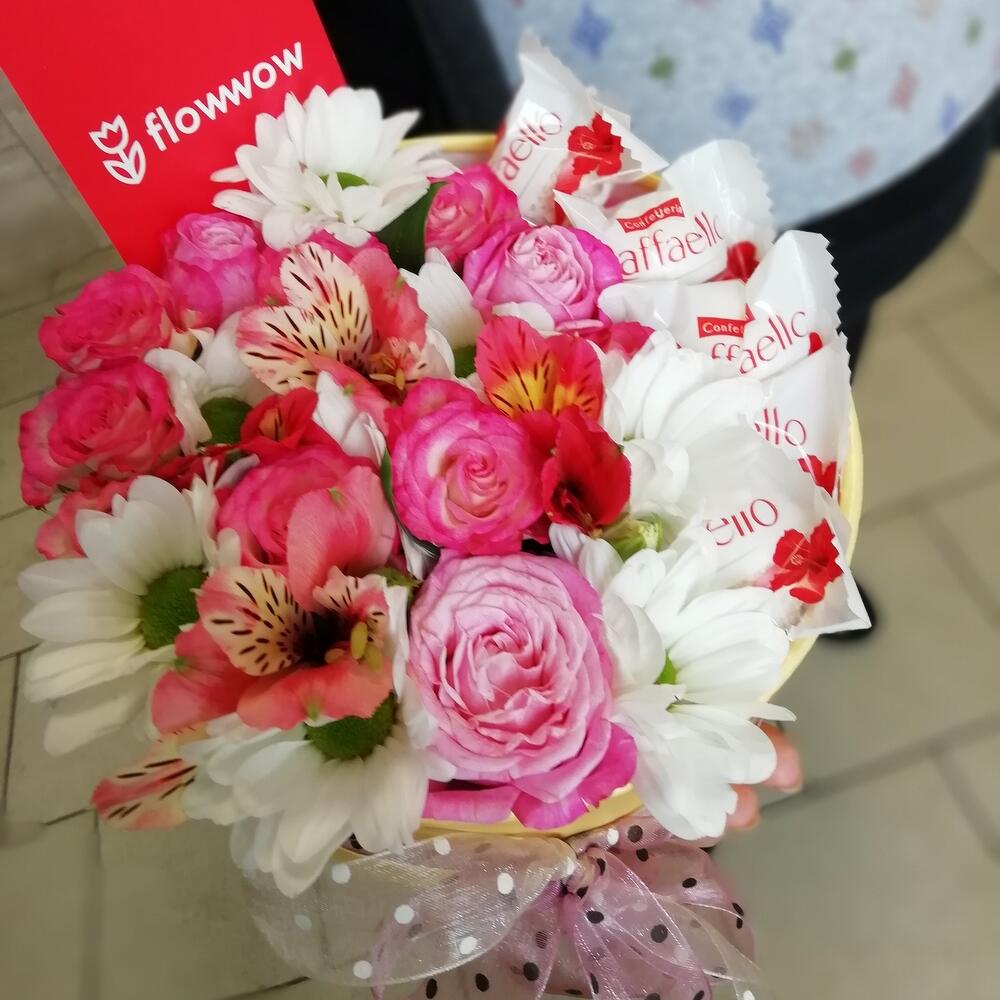 Цветы в коробке с конфетами