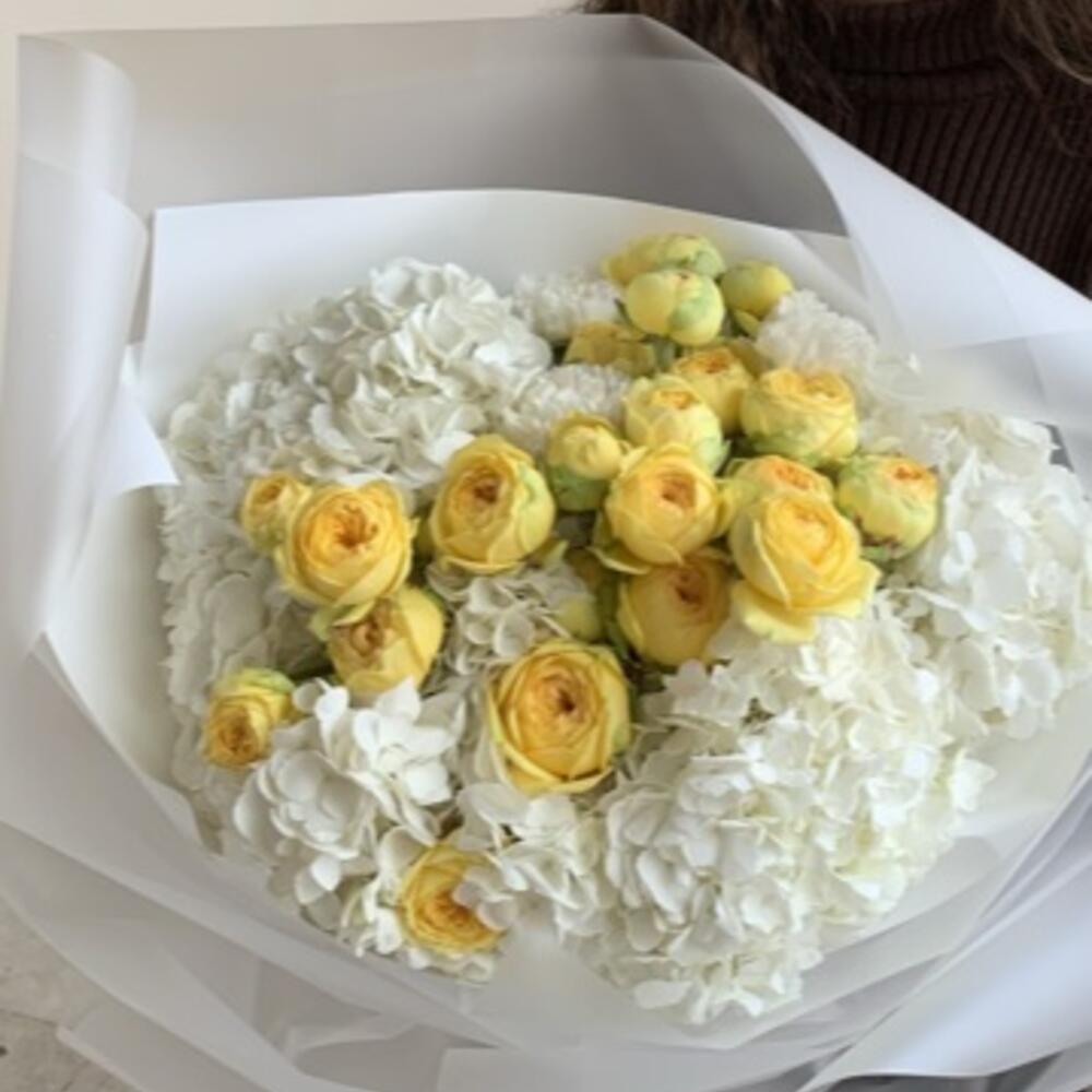 Бело-желтый пышный букет из гортензий и пионовидных кустовых роз