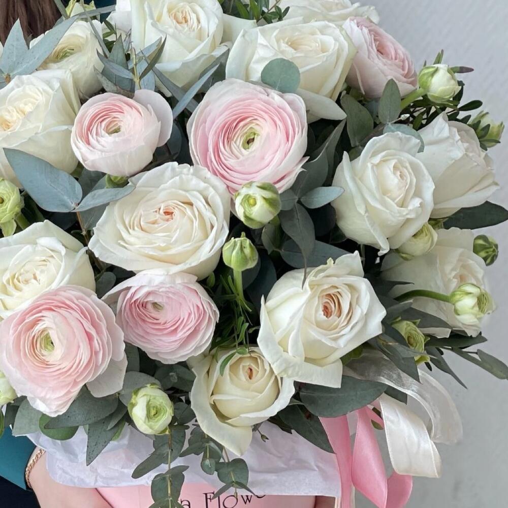 Роскошные ранункулюсы и пионовидные розы в коробке 🌸