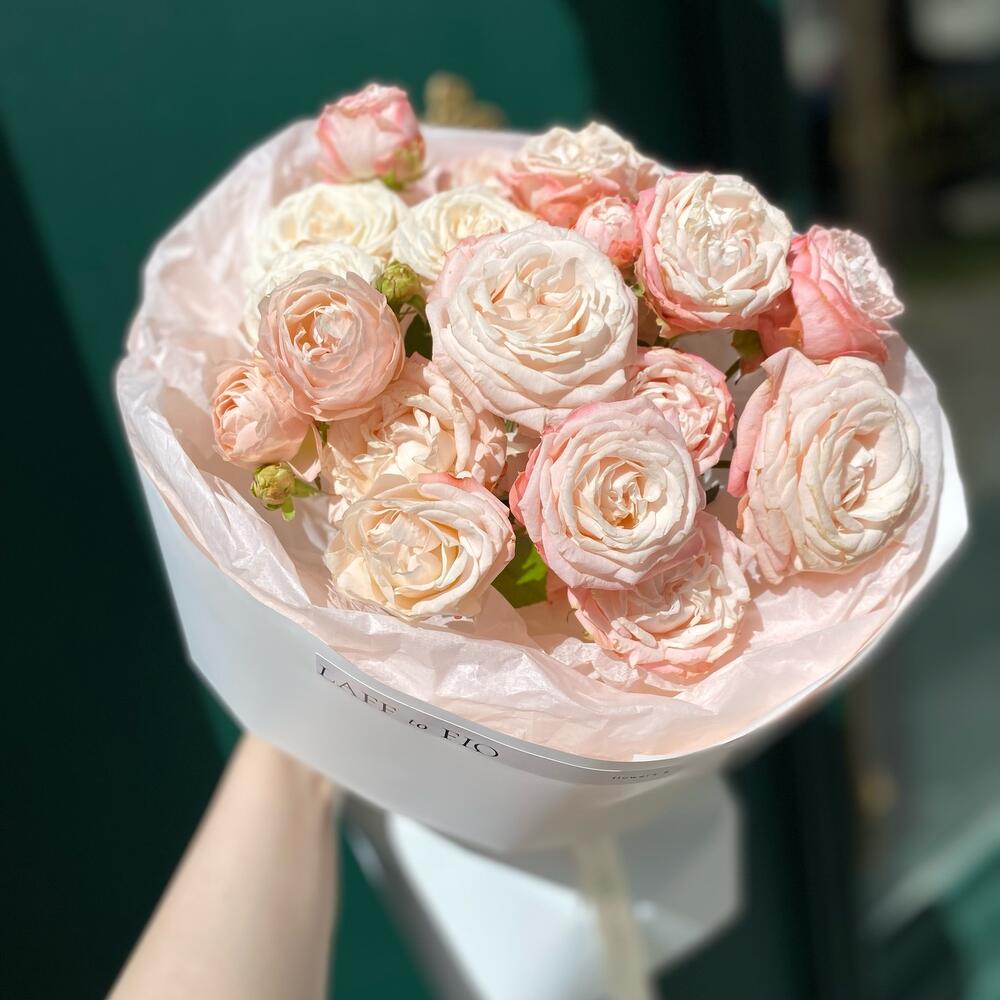 Моно из кустовых пионовидных роз