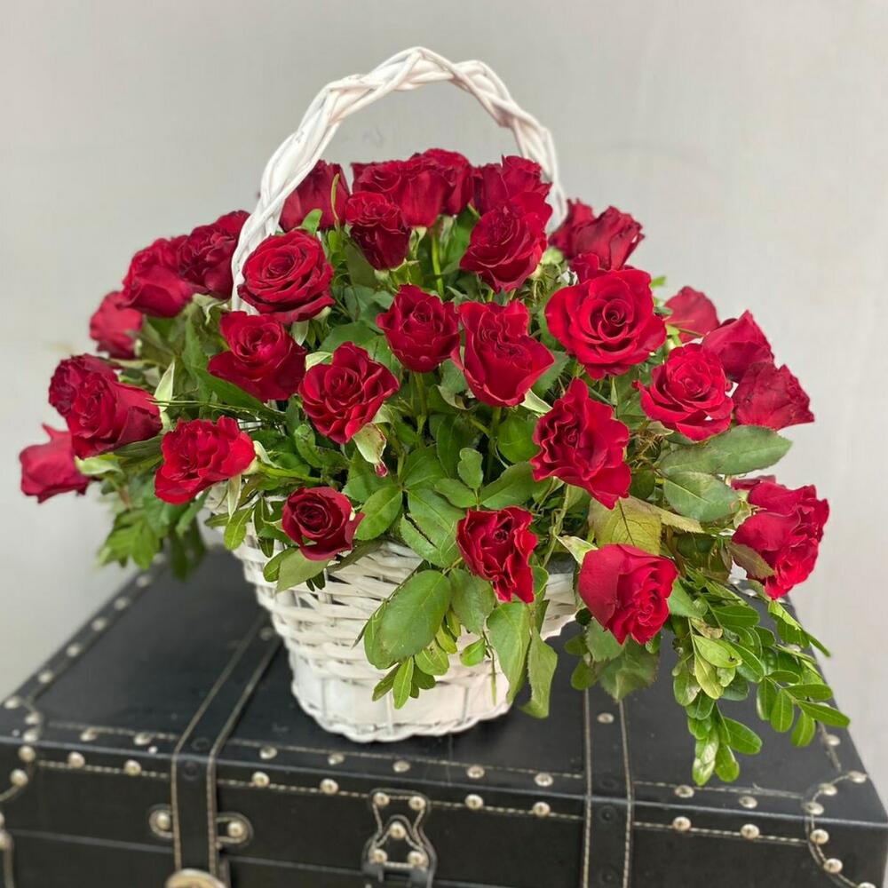 Корзина с розами 55 шт