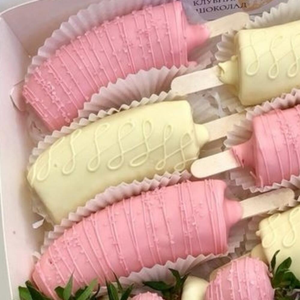 Набор с бананами и клубникой