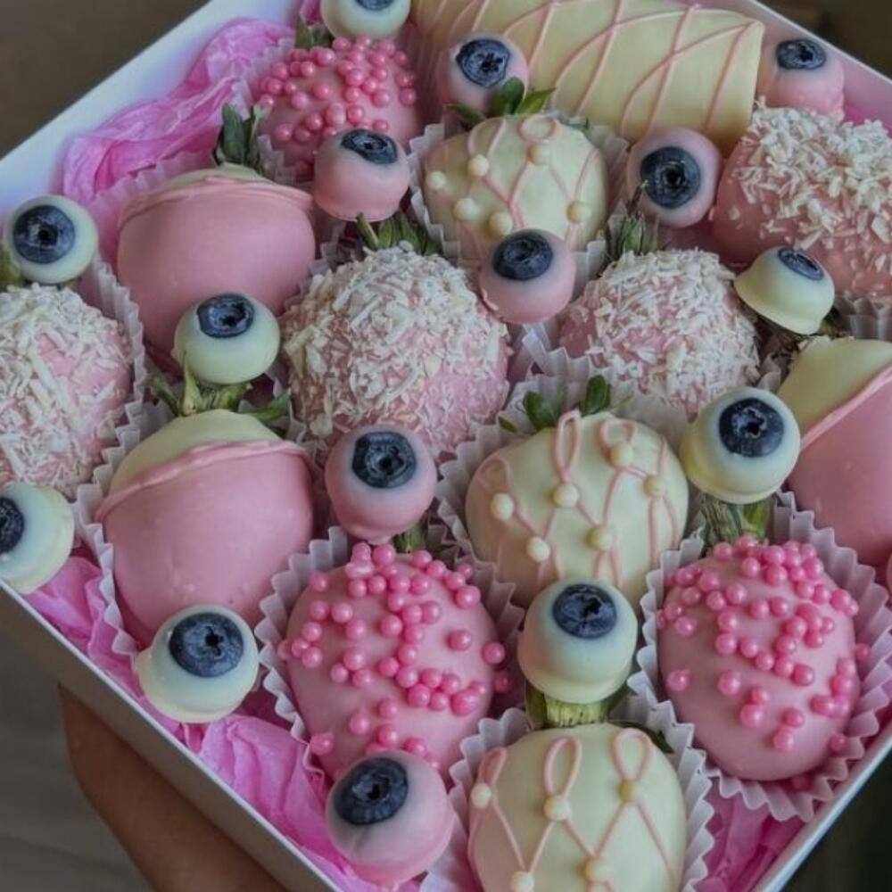 Клубника, банан и голубика в шоколаде