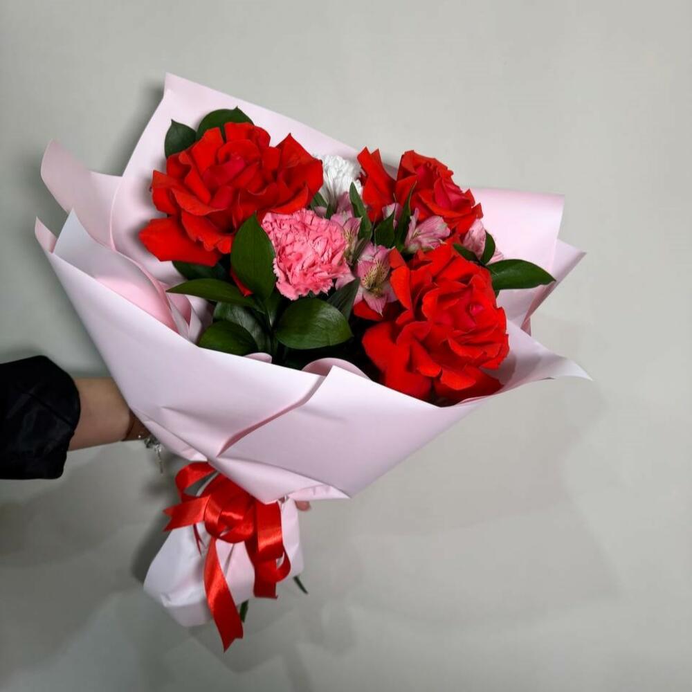 Авторский букет с алыми розами Зимний закат