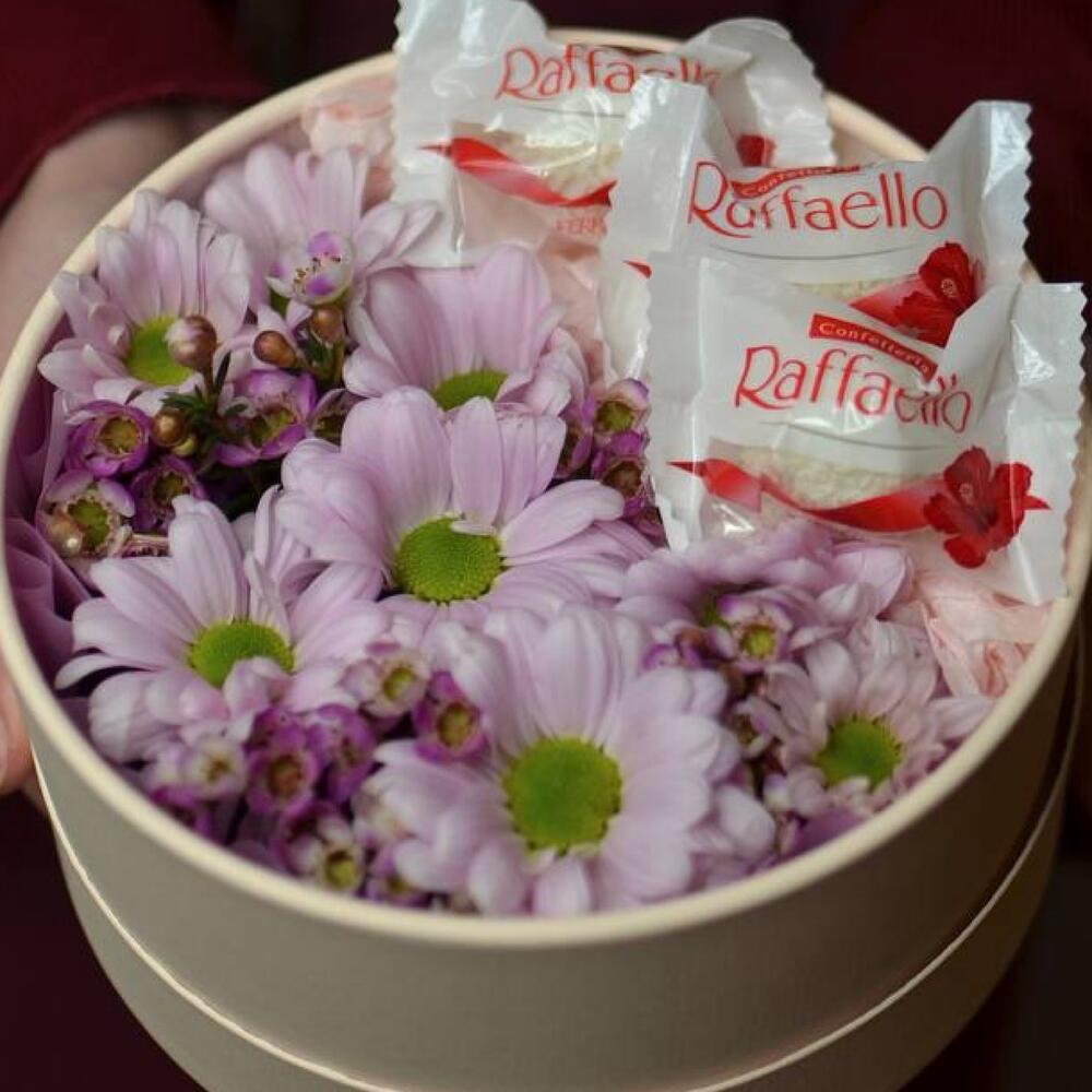 Композиция с ромашками , хамелациумом и Raffaello