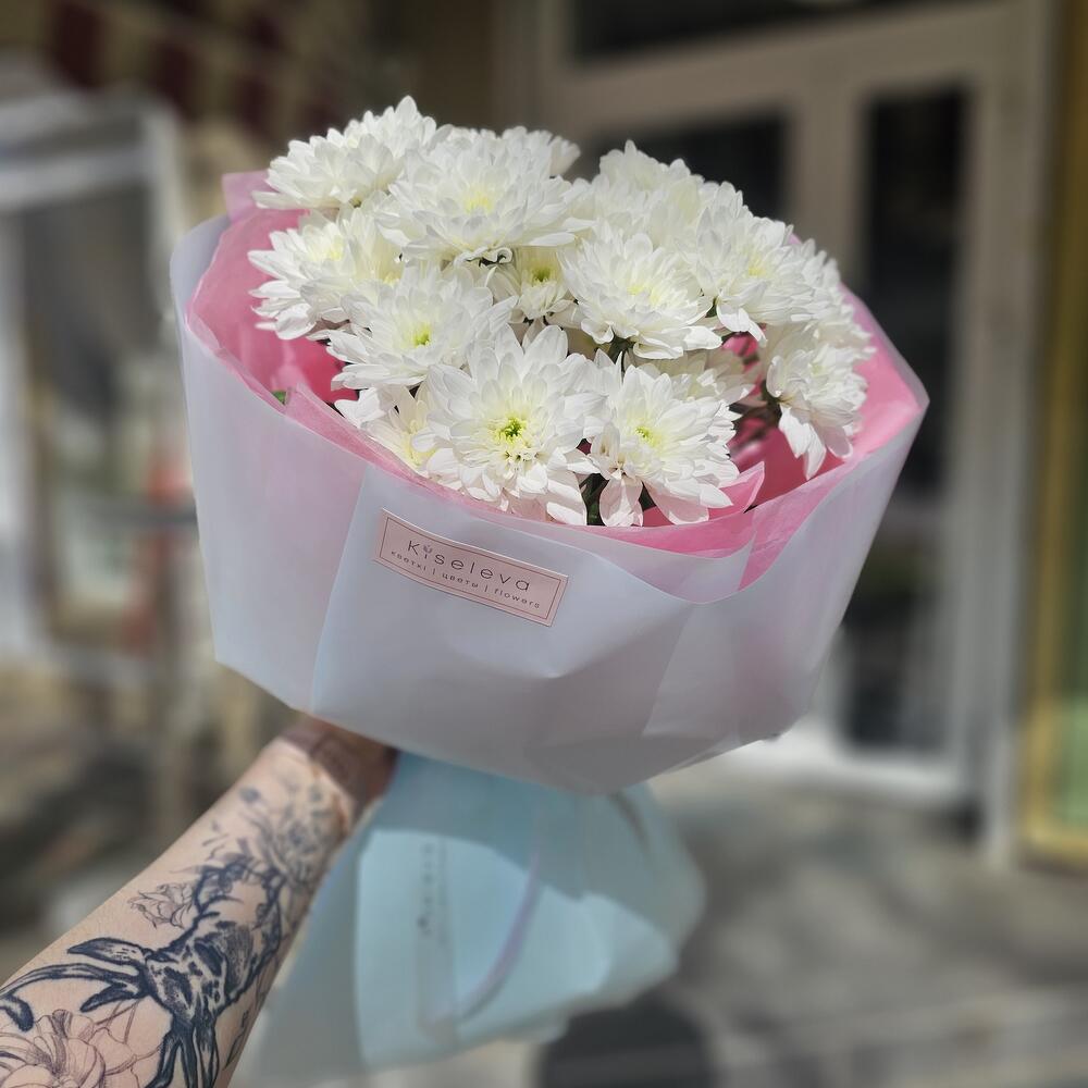 Нежный букет с белой хризантемой