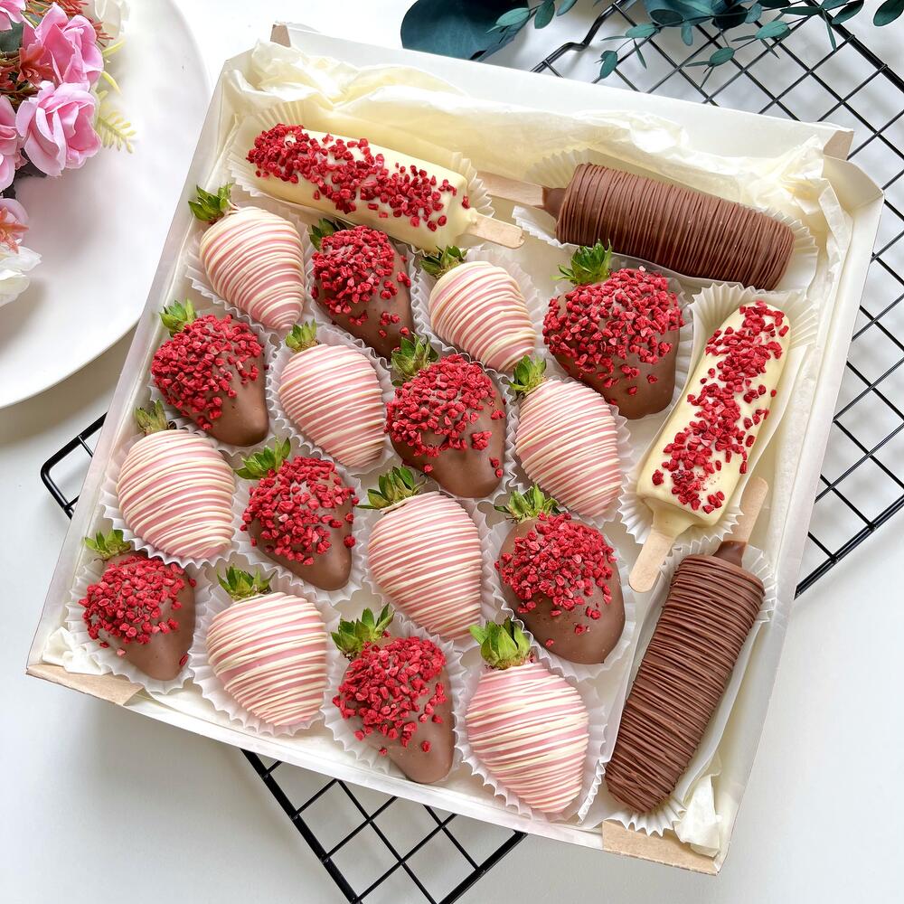 Клубника и бананы в шоколаде с малинкой