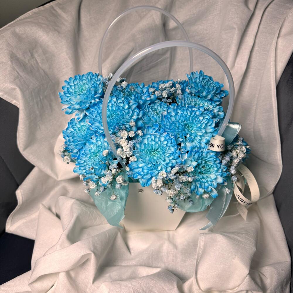 Сумочка голубых хризантем с гипсофилой 💙