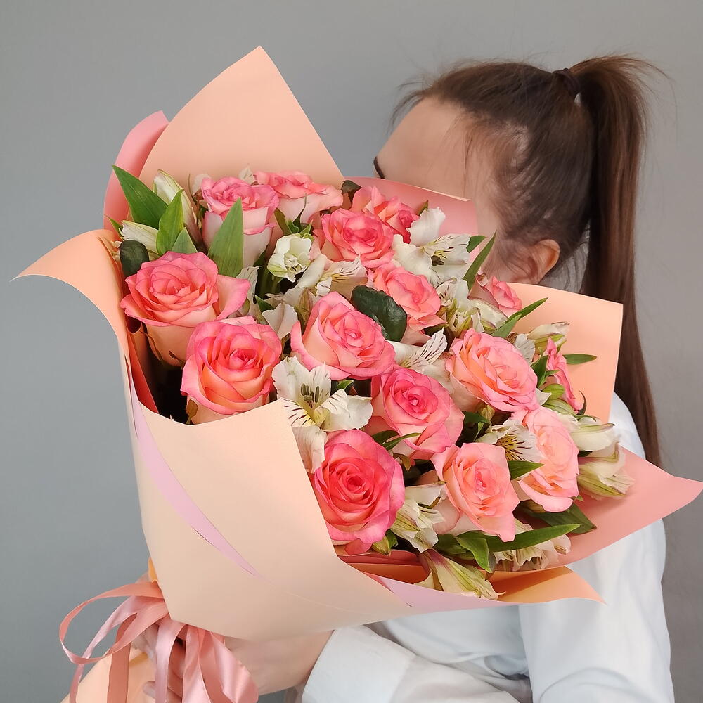 Шикарный букет из роз сорта Джумиля с добавлением белой альстромерии 🌷