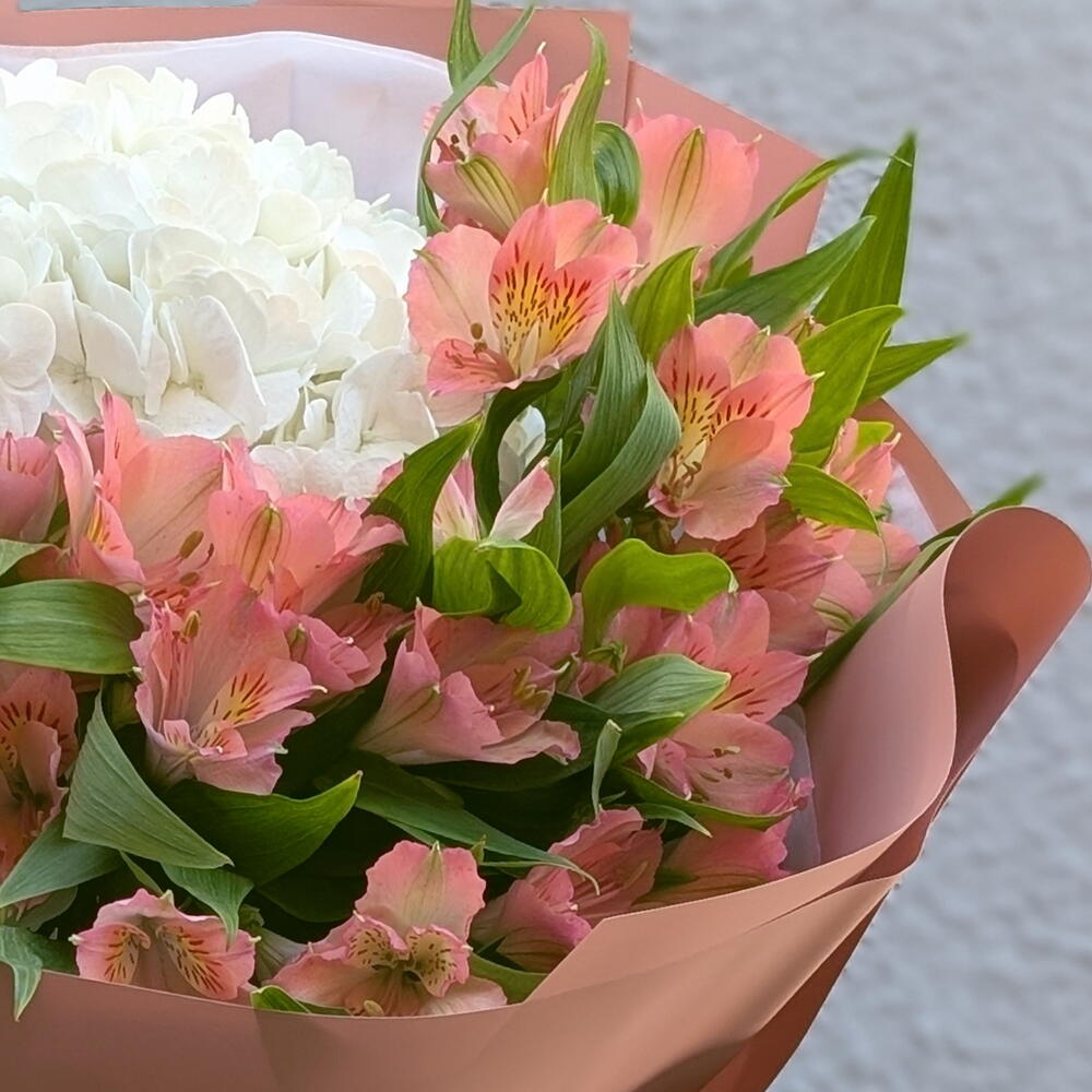 White hydrangea and alstroemeria