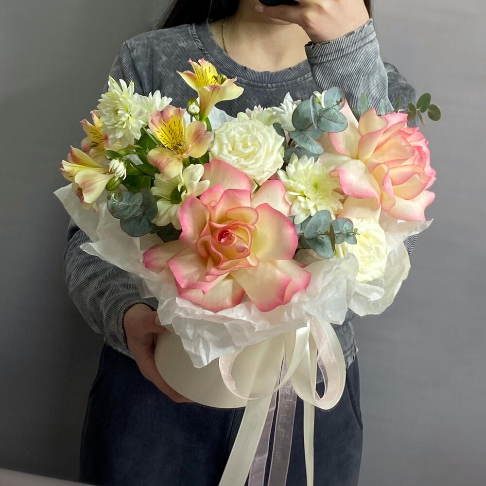 «Весенняя Композиция» Французская роза, аоьстромерия, хризантема, эвкалипт