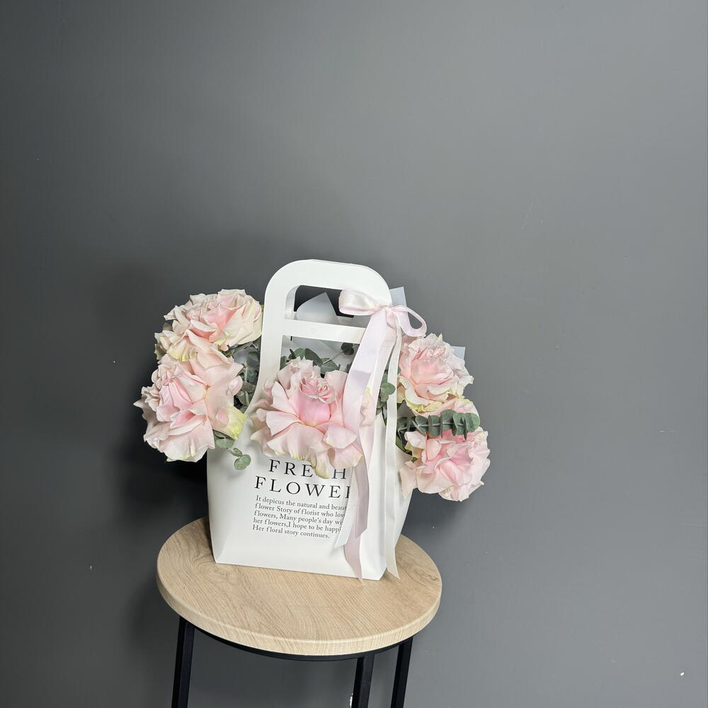 Arrangement "Mondial" with French roses