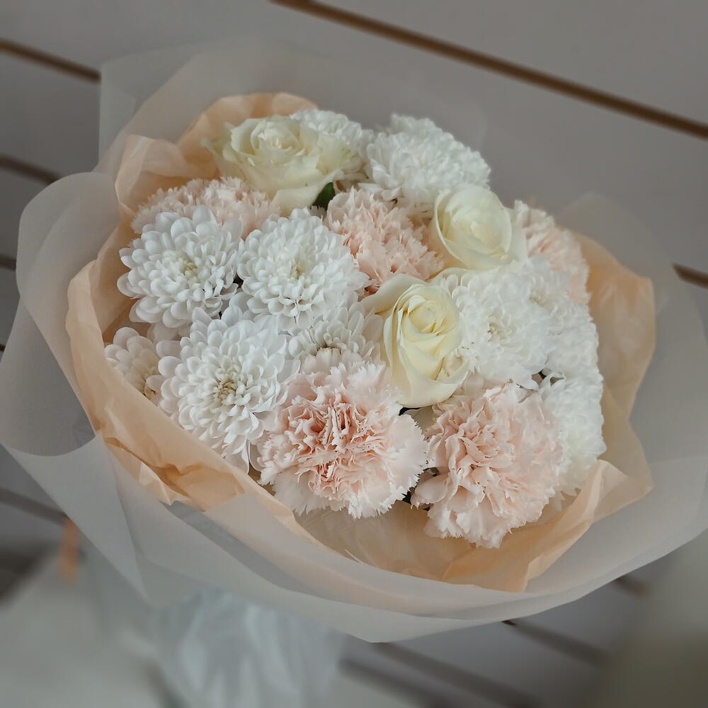 Нежный букет с розами и диантусами