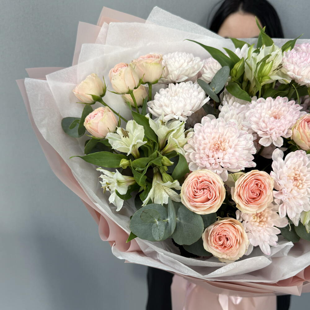 Объемный букет в нежно розовой гамме 🌸
Роза кустовая,Хризантема кустовая и Альстромерия для самой нежной🎀