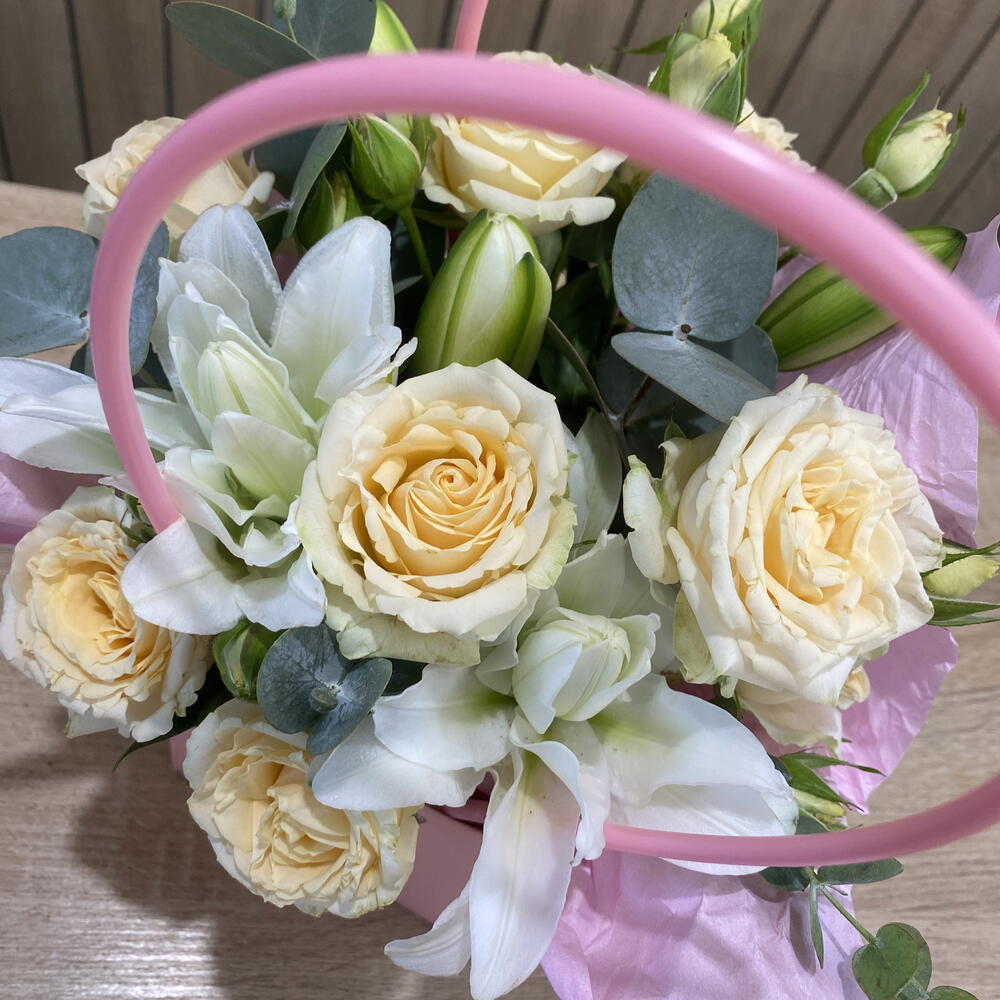 Цветочная Композиция с Лилией и Кремовыми Розами🌸
