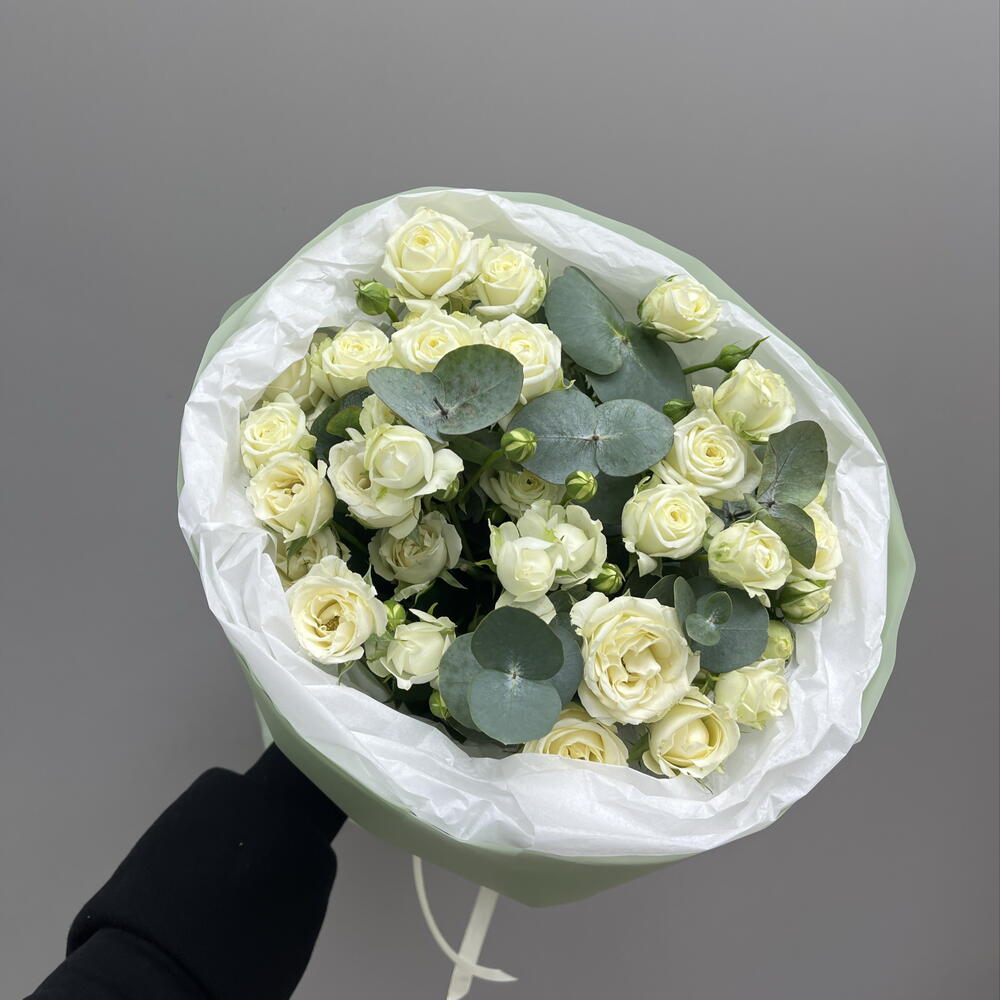 Букет моно из кустовых роз с эвкалиптом 💚