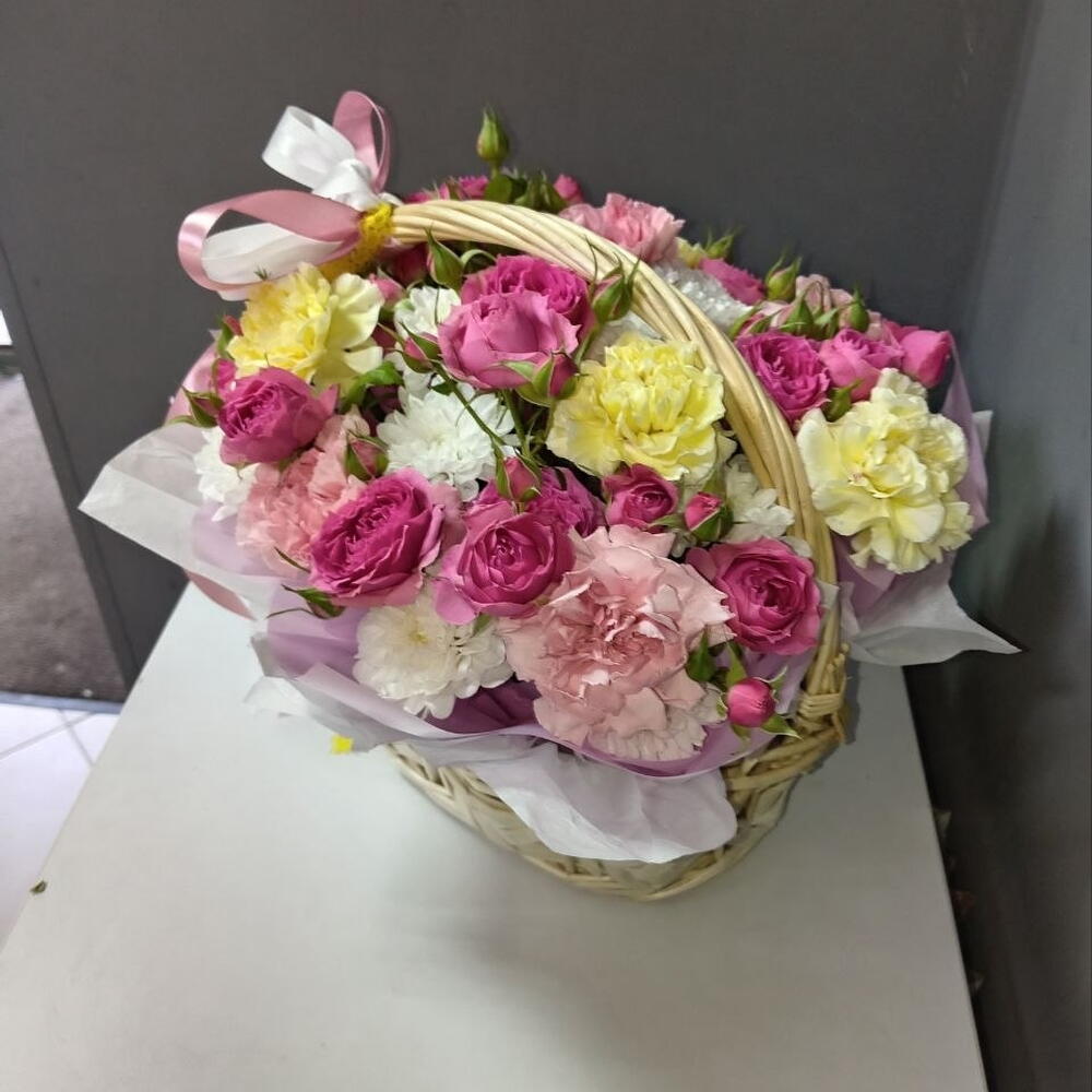 Цветы в корзине
