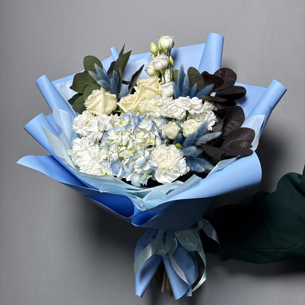 Голубой Букет с гортензией и белыми розами 🤍🩵💙