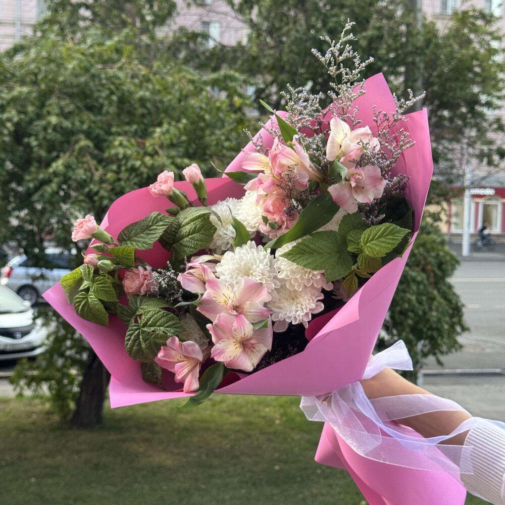 Букет с альстромерией и малиной