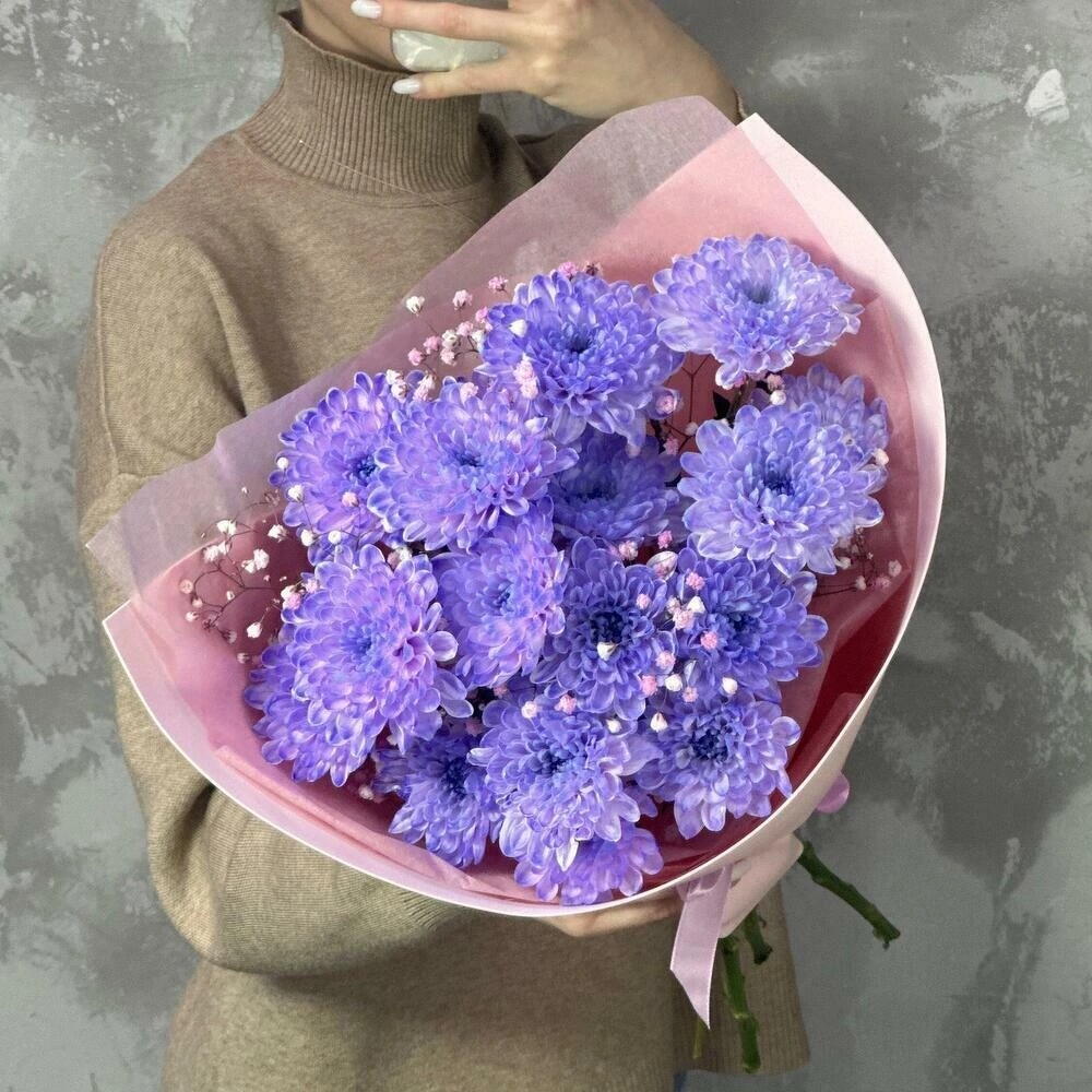 Букет необычная фиолетовая кустовая хризантема и гипсофила💜