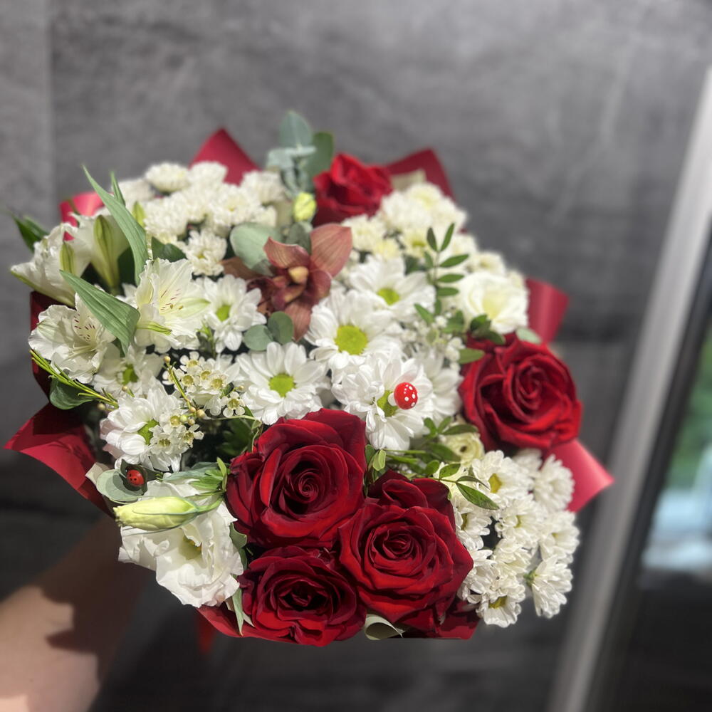 Букет из Цимбидиума, Эустомы, Розы и Хризантемы