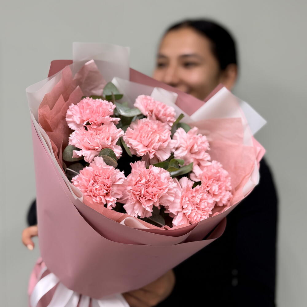 🌸 «Пушистое облако: 9 розовых диантусов с эвкалиптом в матовой нежной упаковке» 🌿