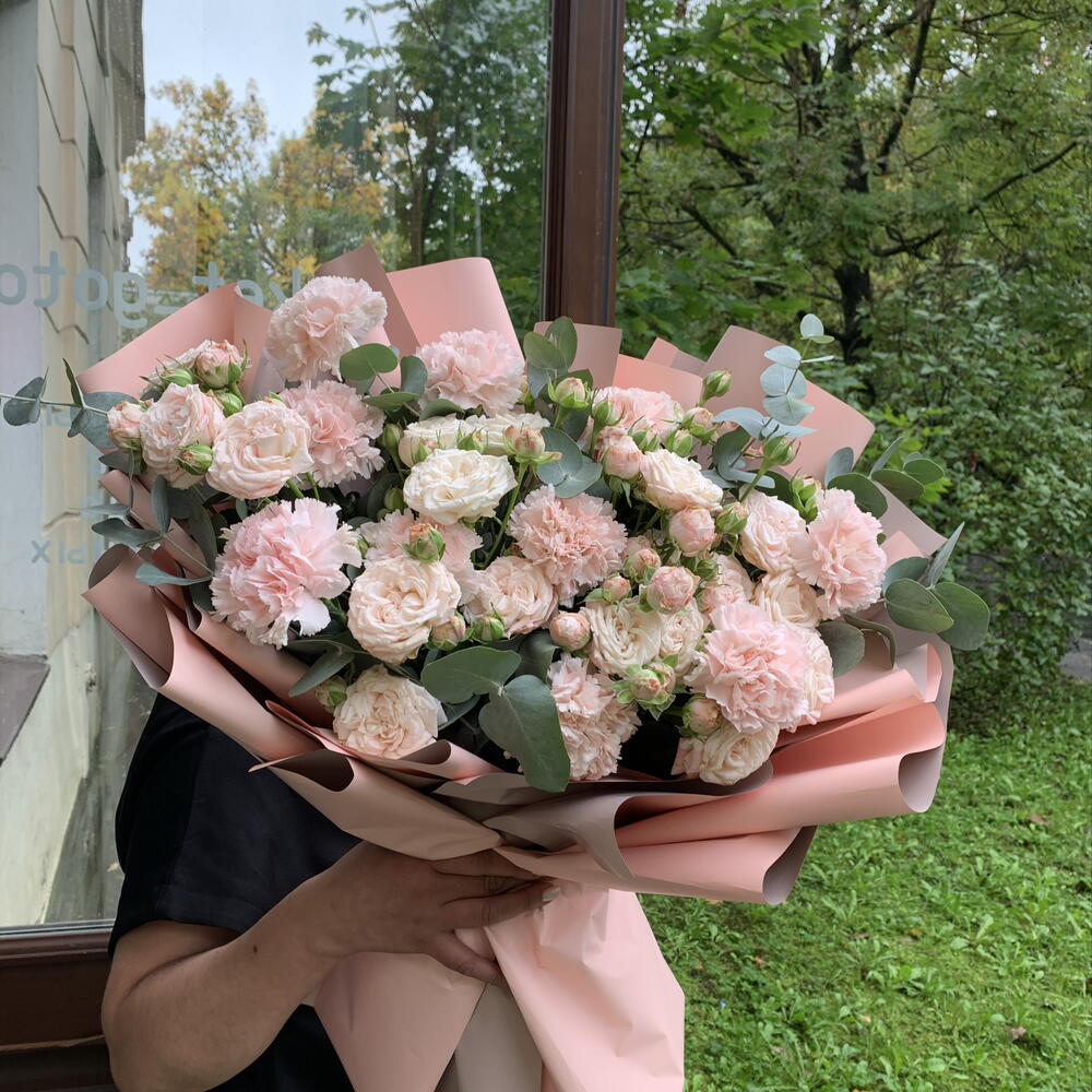 Большой букет с кустовой пионовидной розой и диантусами