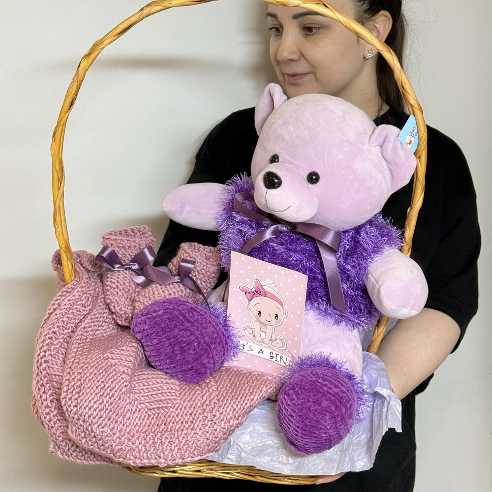 Подарочный набор для новорождённой девочки с игрушкой в плетеной корзине