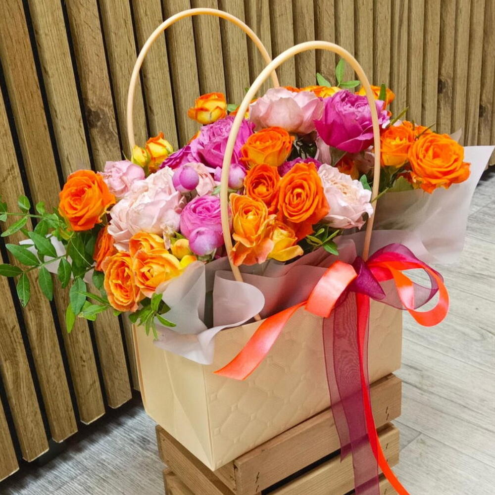 Яркая композиция из пиновидных кустовых роз в сумочке 💐