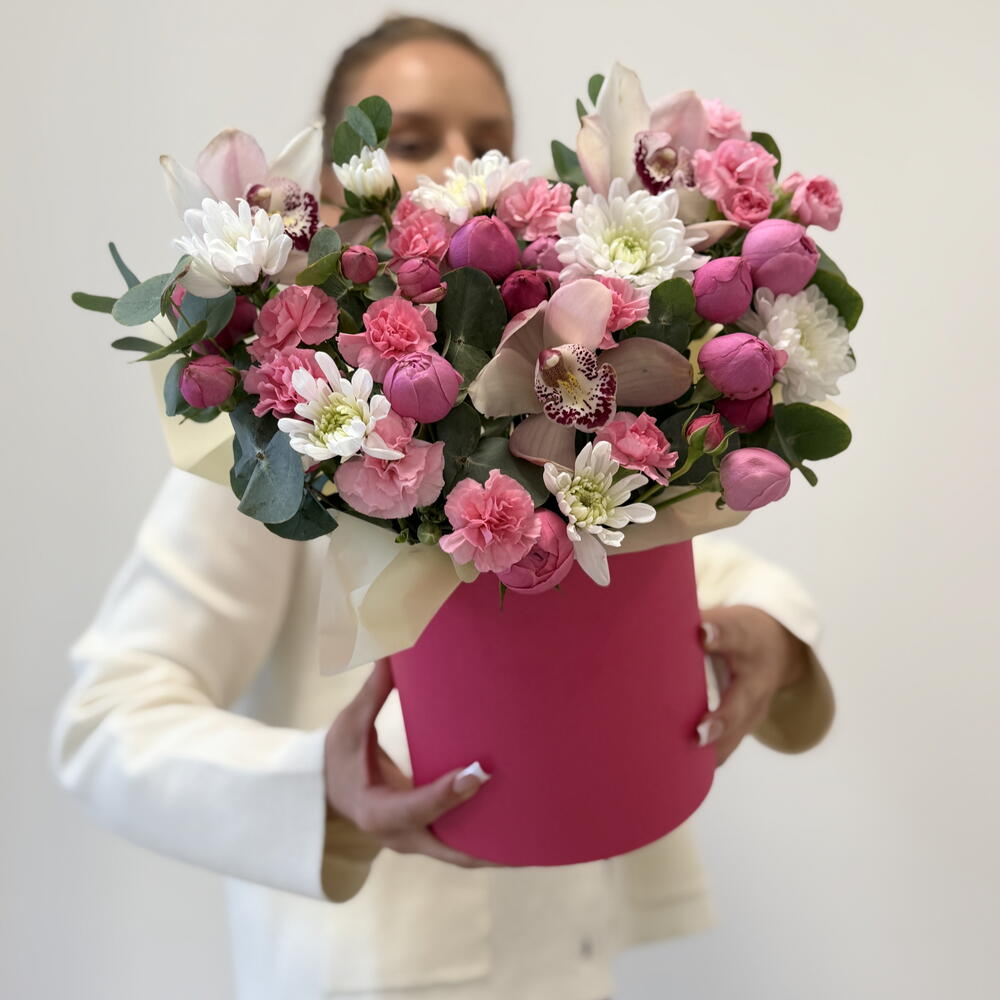 Композиция «Магия 🎩🎁»из орхидеи , пион роза Сильва, хризантемы кустовые ,диантусы и эвкалипт в шляпной коробке 🌿🌸🎩