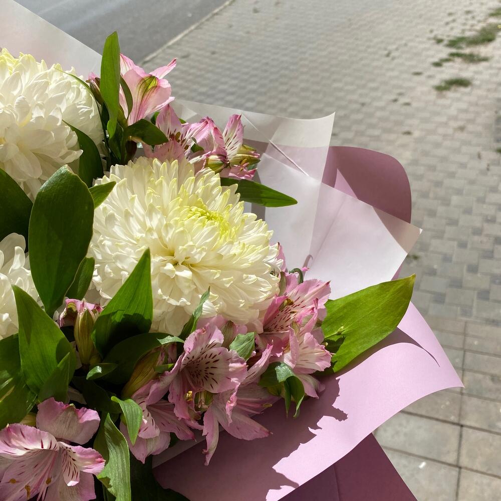Букет из альстромерий и хризантем