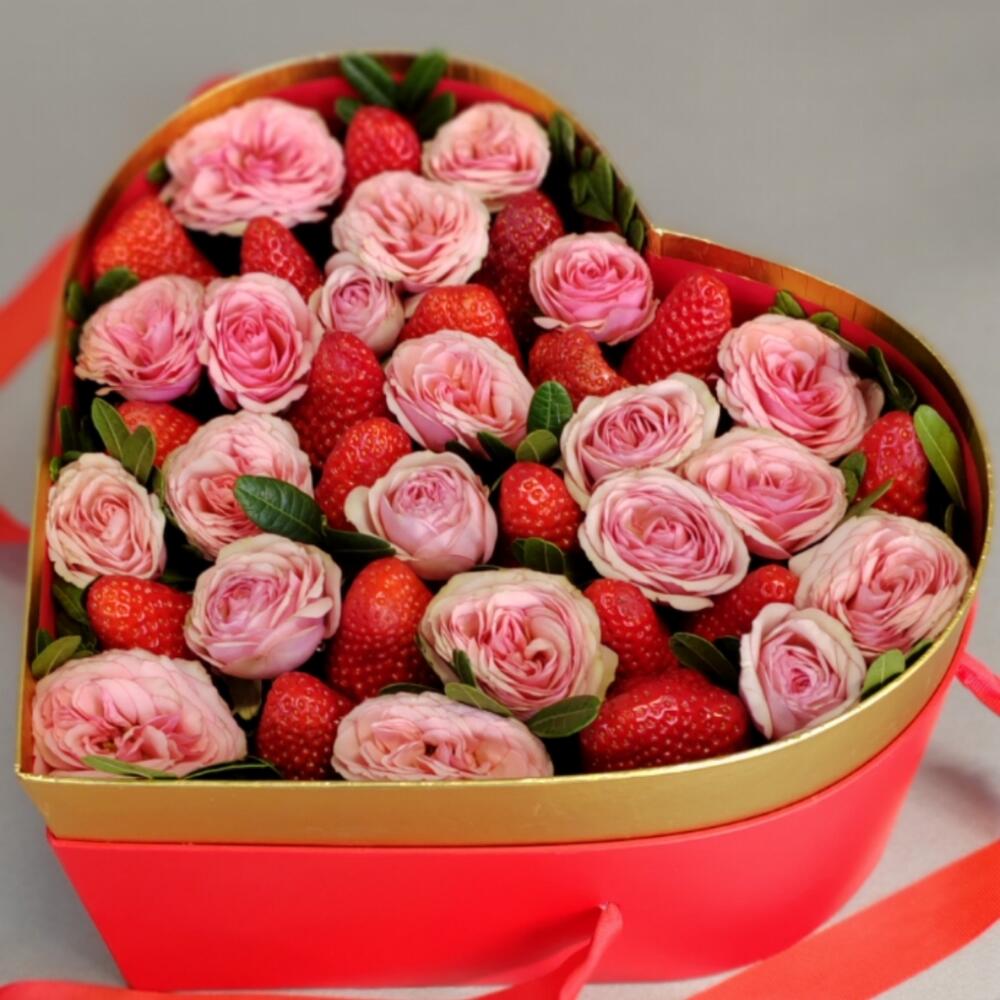 Клубника с розами