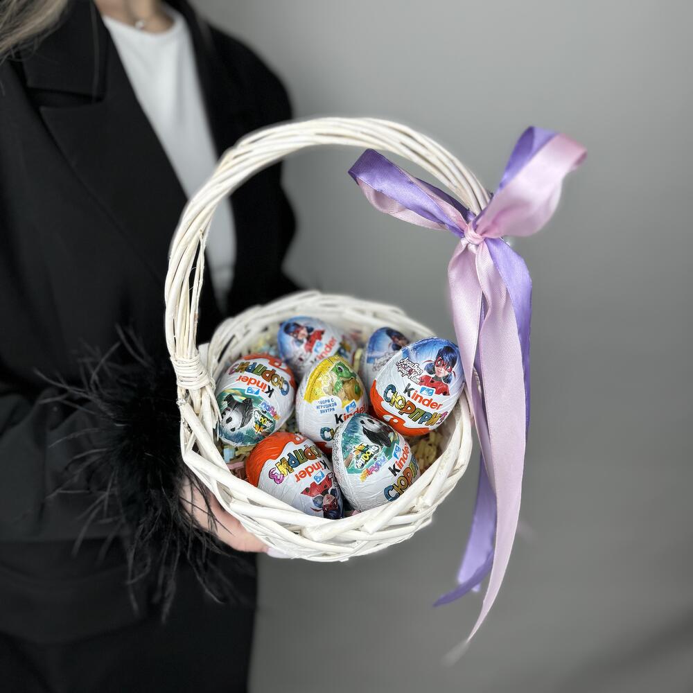 Корзина с шоколадными яйцами Kinder