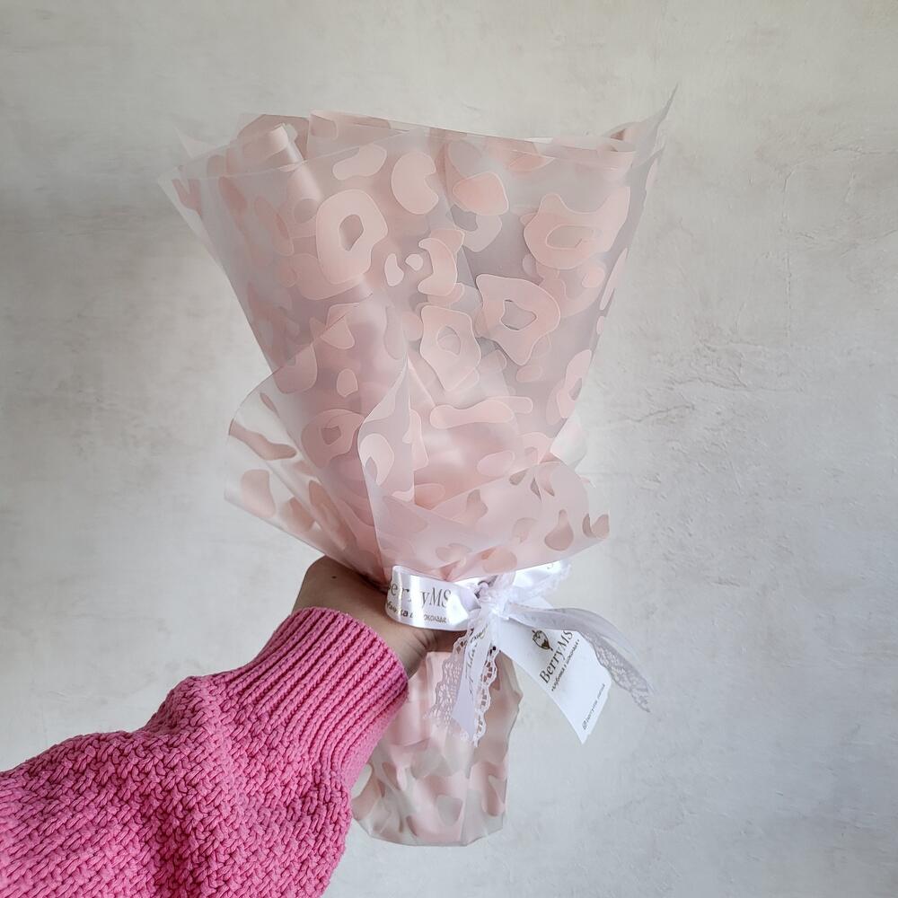 Букет"Розовый леопард" из клубники в шоколаде+подарок Vivienne Sabo -румяна MACARON