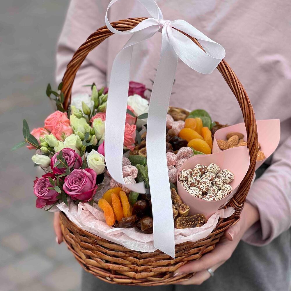 Корзина с цветами, орехами и сухофруктами