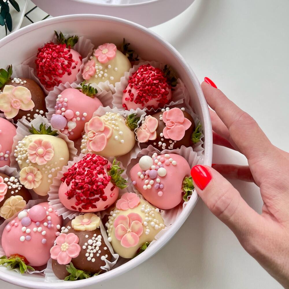 Клубника в шоколаде в белом боксе с цветами + подарок от Vivienne Sabo — румяна MACARON