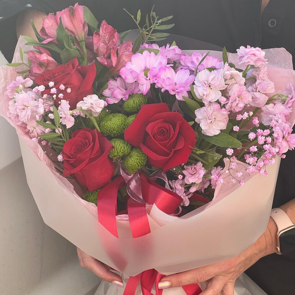 Роза красная с кустовой розой 🌹