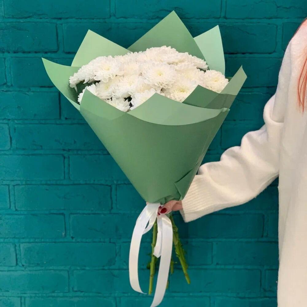 Букет из белых хризантем в зеленой упаковке