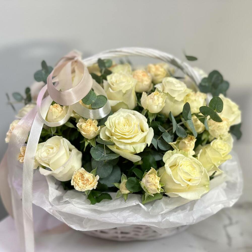 Корзина из роз и эвкалипта