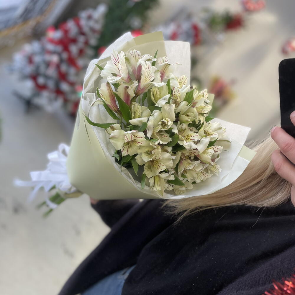 Букет с альстромерией