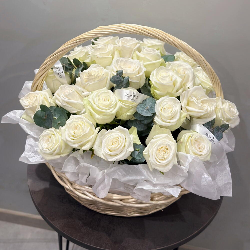 Корзина из 31 белой розы