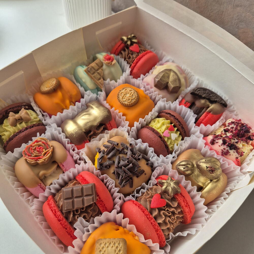 Assortment of 16 macarons