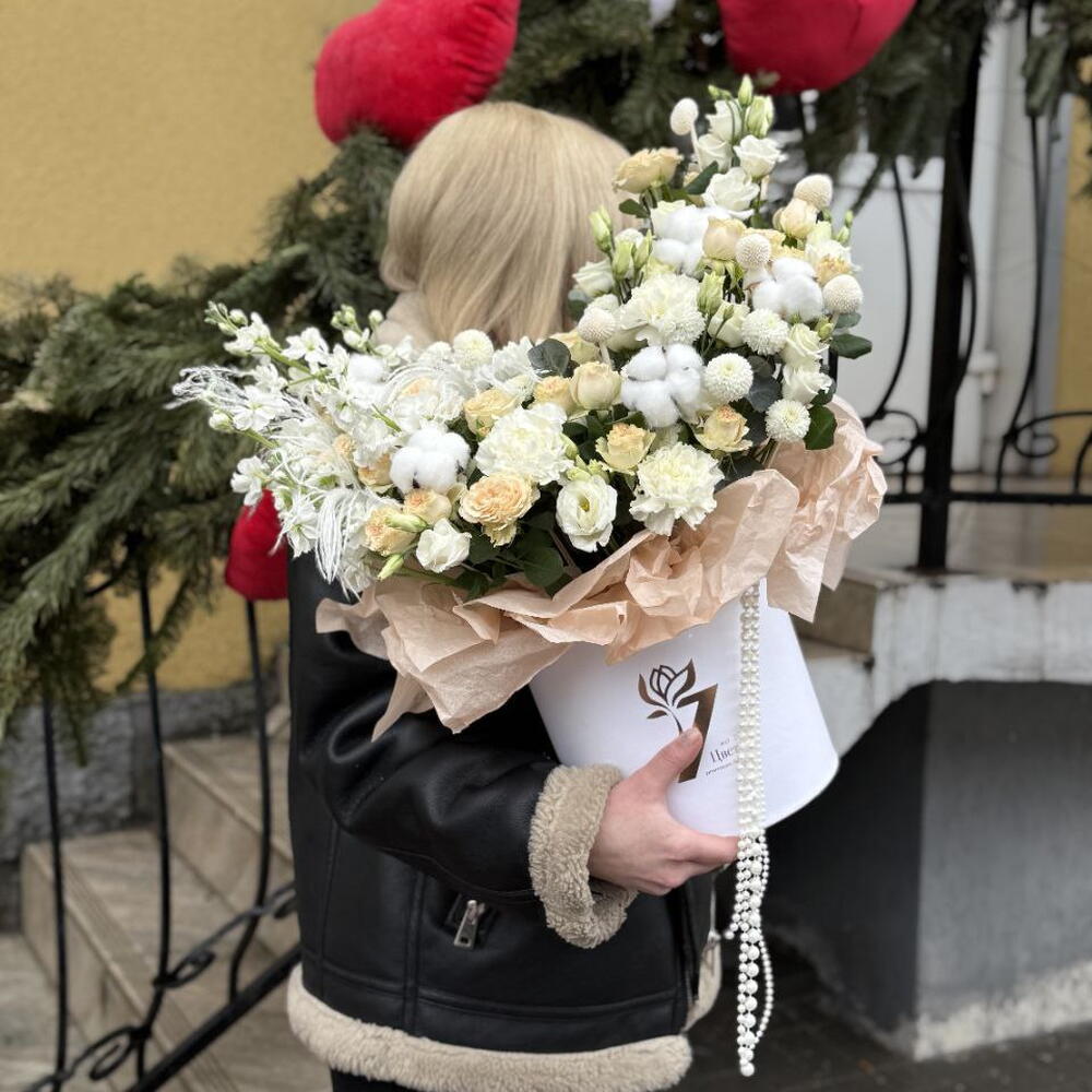 Сливочная шикарная композиция ( кустовые розы, Ньютон, эустома, хлопок, маттиола, диантусы)