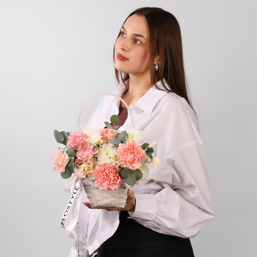 Корзина с хризанетмой, розовыми диантусами и эустомой