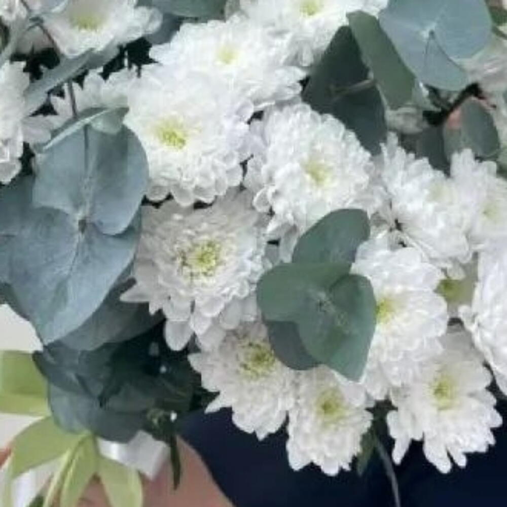 Букет из кустовых хризантем с  эвкалиптом
