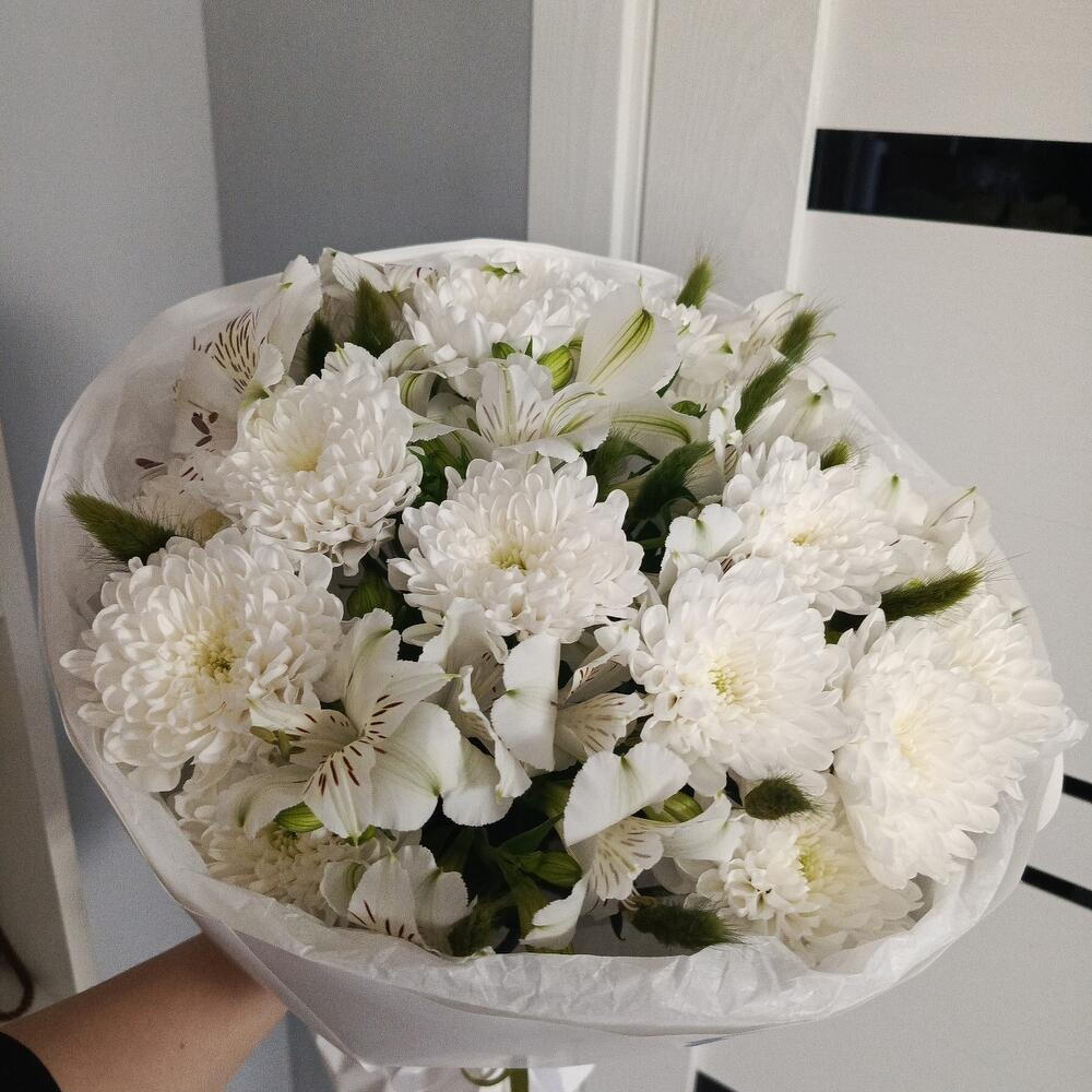 Букет хризантем с альстромерией