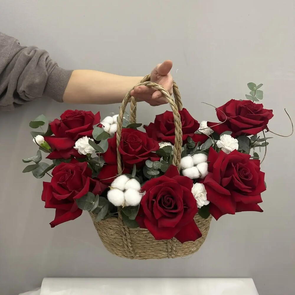 Корзина с французскими розами и хлопком