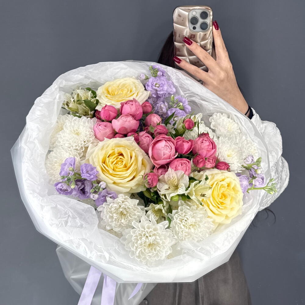 Авторский букет💐 с сиреневой маттиолой💟 и пионовидной Кустовой Розой Сильва Пинк💕